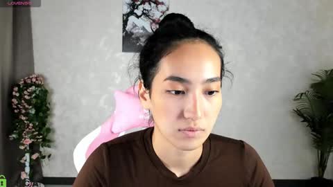 Aura online show from November 3, 2025, 3:52 am