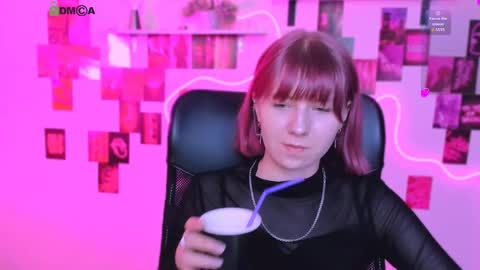 kira_melt online show from April 22, 2026, 7:37 pm