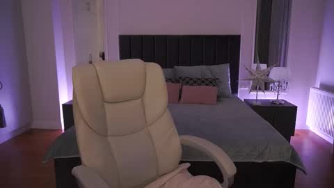 Kira online show from March 18, 2026, 9:51 pm