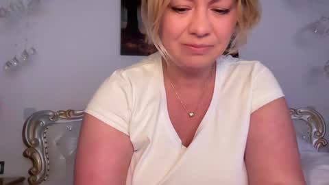 KiraDivine online show from November 28, 2025, 1:58 pm