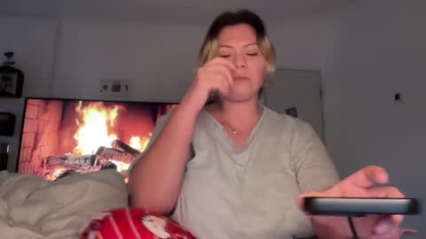 KiraDivine online show from November 30, 2025, 2:10 pm