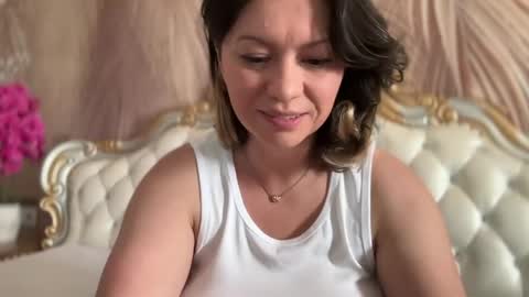 KiraDivine online show from May 22, 2026, 1:06 pm