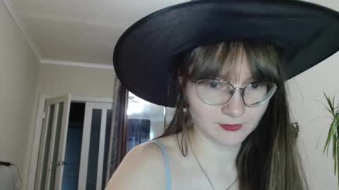 KiraGoldens online show from October 30, 2025, 6:37 am