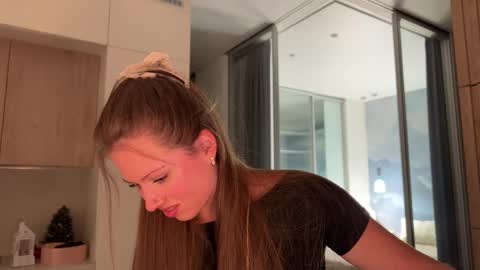 Kira online show from February 18, 2026, 6:04 pm