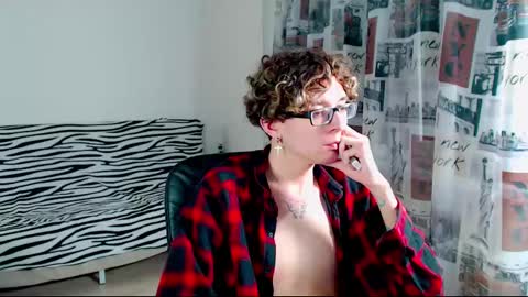 Snapshot of kiriae21 chatting on March 11, 2025, 8:42 pm Alan online show from March 11, 2025, 8:42 pm