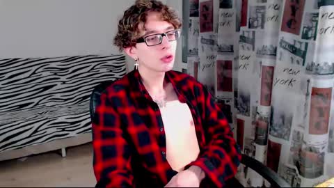 Snapshot of kiriae21 chatting on March 12, 2025, 6:44 pm Alan online show from March 12, 2025, 6:44 pm