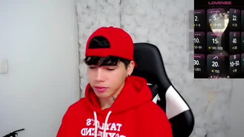 kiss_whitee online show from December 14, 2025, 7:18 pm