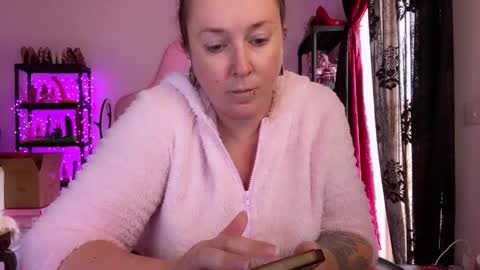 kissica online show from November 17, 2025, 1:39 pm