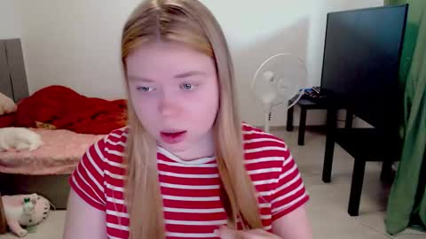 Snapshot of kitten_jenny01 chatting on February 19, 2026, 12:12 pm Jennyblonde and Emmabrunette online show from February 19, 2026, 12:12 pm