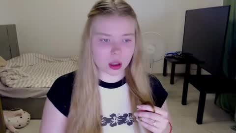 Snapshot of kitten_jenny01 chatting on June 13, 2026, 4:05 pm Jennyblonde and Emmabrunette online show from June 13, 2026, 4:05 pm