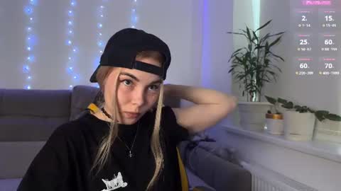 Snapshot of kittie_bear chatting on June 19, 2026, 10:08 am Veronica online show from June 19, 2026, 10:08 am