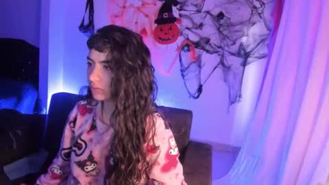 kitty__chs online show from November 19, 2025, 10:59 am