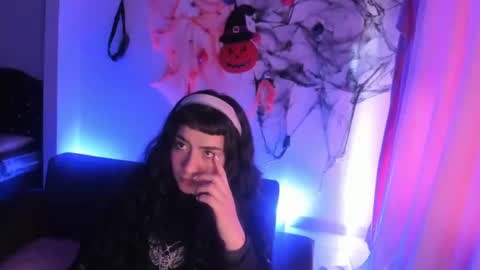 kitty__chs online show from November 22, 2025, 1:21 pm