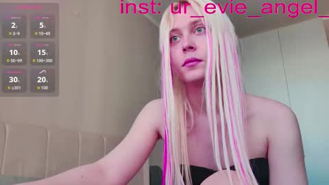 Snapshot of kitty_dora chatting on March 25, 2026, 10:54 am Evelyn online show from March 25, 2026, 10:54 am