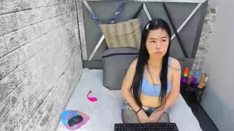 Snapshot of kitty_small69 chatting on May 4, 2026, 2:35 pm kitty_small69 online show from May 4, 2026, 2:35 pm