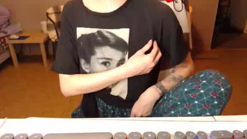 KittyloveMoon online show from April 18, 2026, 5:17 pm