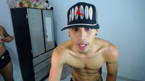 kloeandjersi online show from April 21, 2026, 1:29 am