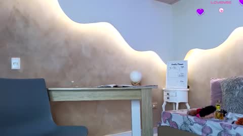 K L O E online show from October 8, 2025, 11:52 am