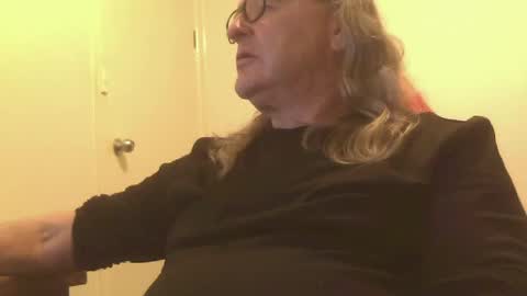 Snapshot of knobout chatting on June 18, 2026, 6:57 am knobout online show from June 18, 2026, 6:57 am