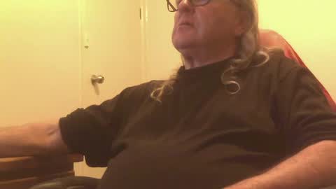 Snapshot of knobout chatting on July 7, 2026, 12:31 pm knobout online show from July 7, 2026, 12:31 pm