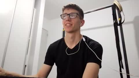 Facu online show from December 16, 2025, 4:17 am