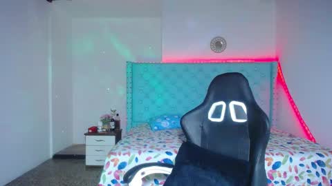 kriss_sweetboobs online show from January 21, 2025, 12:18 pm