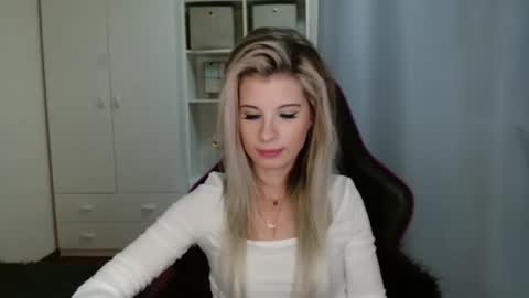 KristineAmore online show from November 6, 2025, 7:48 pm