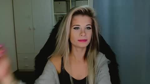 KristineAmore online show from November 17, 2025, 3:18 pm