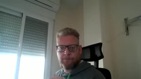 Snapshot of kroezel1985 chatting on November 3, 2025, 10:05 am kroezel1985 online show from November 3, 2025, 10:05 am