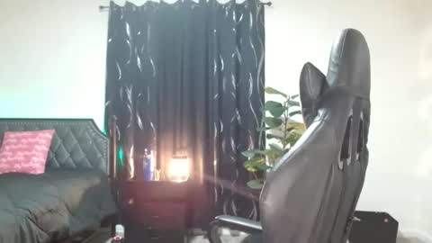 Snapshot of krystalblakexxx chatting on April 18, 2026, 5:50 pm Krystal Blake online show from April 18, 2026, 5:50 pm