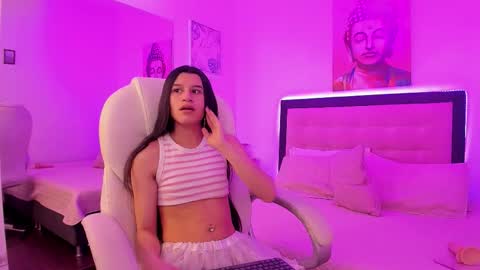 kylie_moon18 online show from October 28, 2025, 9:06 pm