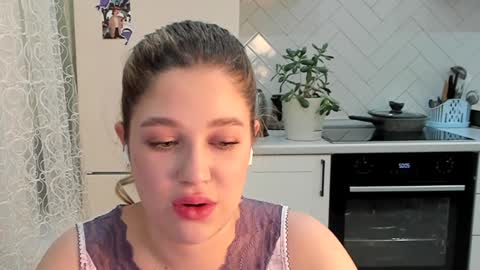 Snapshot of kylieblond chatting on December 18, 2024, 5:00 pm Din online show from December 18, 2024, 5:00 pm