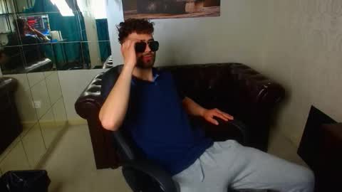 Snapshot of kyloeast chatting on April 16, 2026, 4:35 am KyloEast online show from April 16, 2026, 4:35 am