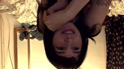 Snapshot of l_o_u_v_e chatting on November 11, 2025, 5:35 pm l_o_u_v_e online show from November 11, 2025, 5:35 pm
