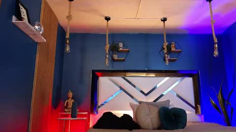 Cris  online show from September 17, 2025, 11:23 am