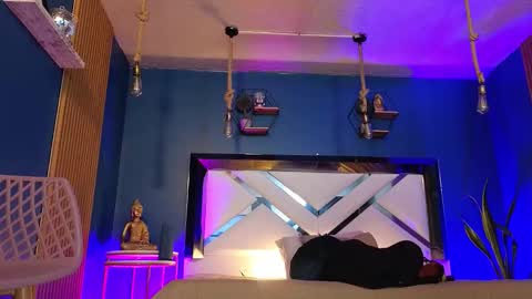 Cris  online show from September 29, 2025, 12:10 pm