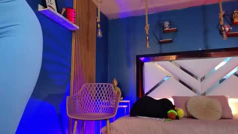 Cris  online show from November 14, 2025, 11:09 am