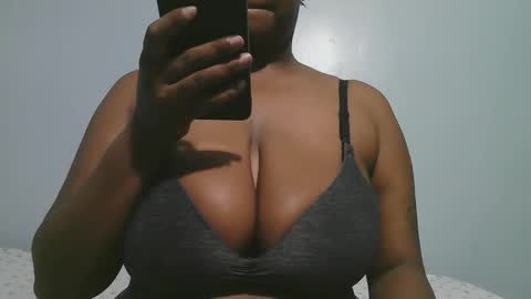 Snapshot of lady_dearra chatting on February 18, 2026, 2:40 am lady_dearra online show from February 18, 2026, 2:40 am