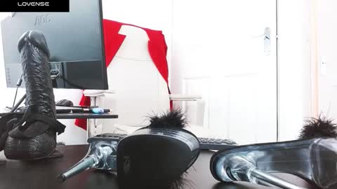 Snapshot of ladyperfection chatting on October 10, 2025, 5:45 pm MistressMILA online show from October 10, 2025, 5:45 pm