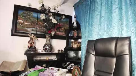 laia_hadid online show from October 5, 2025, 10:40 pm