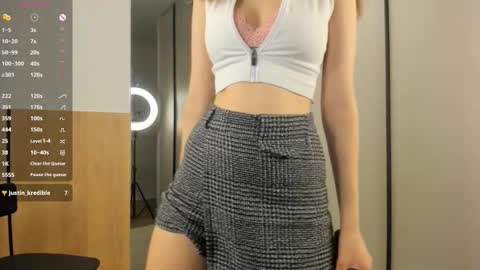 Julia online show from October 17, 2025, 8:22 pm