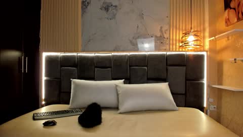 Bella  Dante online show from October 10, 2025, 8:41 pm