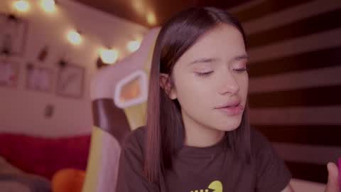 Snapshot of lana_dreams_ chatting on October 22, 2025, 11:59 pm Lana online show from October 22, 2025, 11:59 pm