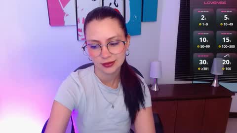 Alana Garcia  online show from September 25, 2025, 11:36 am