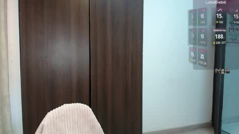 Lanna online show from December 15, 2025, 1:04 pm