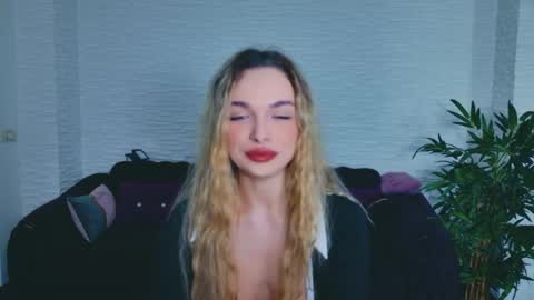 Lanna online show from April 15, 2026, 7:32 pm