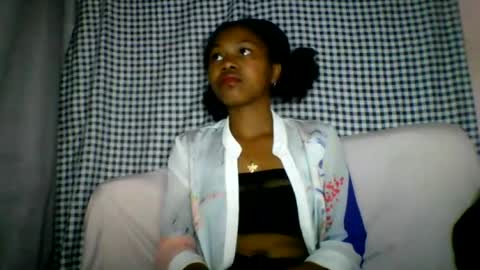 Snapshot of lara_belle chatting on August 3, 2026, 8:24 am lara_belle online show from August 3, 2026, 8:24 am