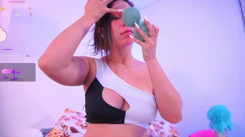 Hello Guys I am Lara Giraldo  WELCOME To my room online show from February 2, 2025, 3:10 am