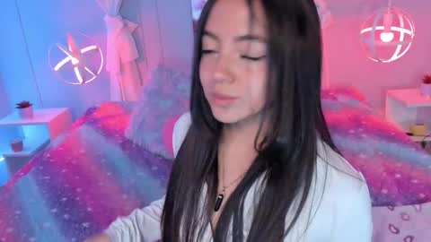 lara online show from September 19, 2025, 4:36 am