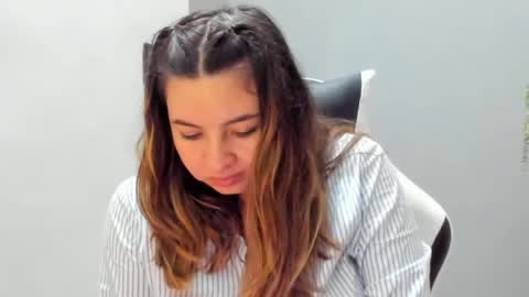 Lara online show from June 17, 2026, 2:47 am